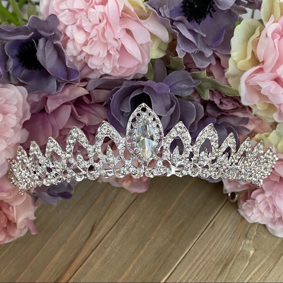 Gorgeous Silver Crystal Teardrop Bridal Tiara - Picture 8 of 16
